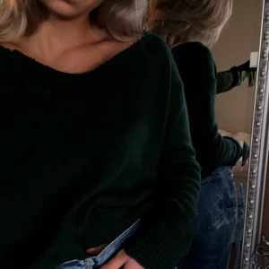 Stickad tröja - Från brandy Melville. Mörkgrön. Långärmad. V-ringad.  