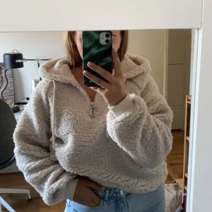 Lurvig tröja strl xs - En jättemysig lurvig tröja med luva, dragkedja framtill och snören. Jätteskön att ha nu när det blir lite kallare. Aldrig använd bara testad, prislapp sitter kvar. Pris 100 plus frakt💞