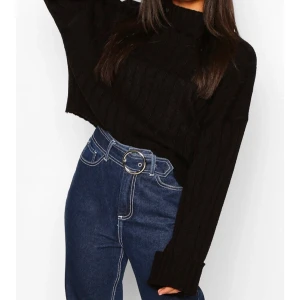 Stickad tröja - Stickad tröja från Boohoo. Superskön och jättefin men kommer tyvärr inte till användning. Aldrig använd och lappen kvar. Bud från 100kr, köp direkt för 150kr.