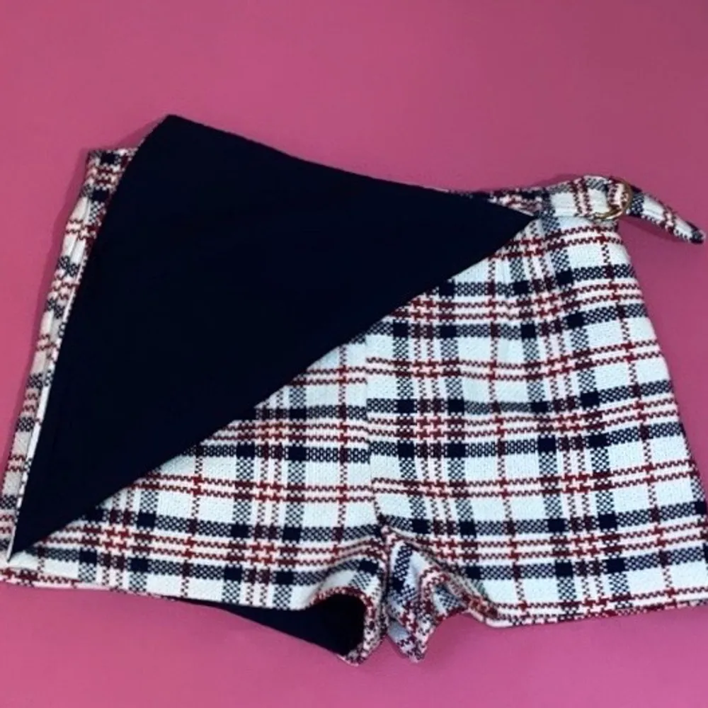 This item is from FOREVER 21 it’s a shorts skirt . It’s a size 24 , which mean a small. . Kjolar.