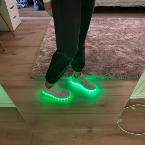 Vita sneakers med led light - I princip helt nya vita sneakers med ledljus längs sidan på sulan⚡️bara provade utomhus någon enstaka gång💗 Skorna kan byta mellan ett tiotal olika färger och lägen, både när det är samma färg tills man själv byter och när skorna blinkar i olika färger⭐️ Laddare ingår!   Strl 39   100kr  