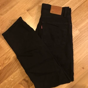 Levis 501 strl 27 - Extremt bra skick då jag endast använt dem max 5 ggr pga fel storlek. Svarta Levis 501 cropped. Köpta för 1050kr på Zalando. 