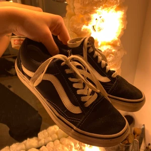Vans old skool  - Säljer mina fina vans som en gång varit en stor favvo! Otroligt sköna 😍