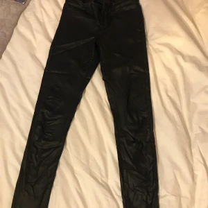 Skinnbyxor Vero Moda  - OBS! byxorna stretchas ut när dem är på och ser inte lika skrynkliga ut som bilden visar. Skinny skinnbyxor från Veromoda i storlek xs 30. Har använts ett par gånger sedan jag köpte dem för ett år sedan men är fortfarande i ett bra skick. Själva skinnet är inte slitet. Originalpris 400kr. 