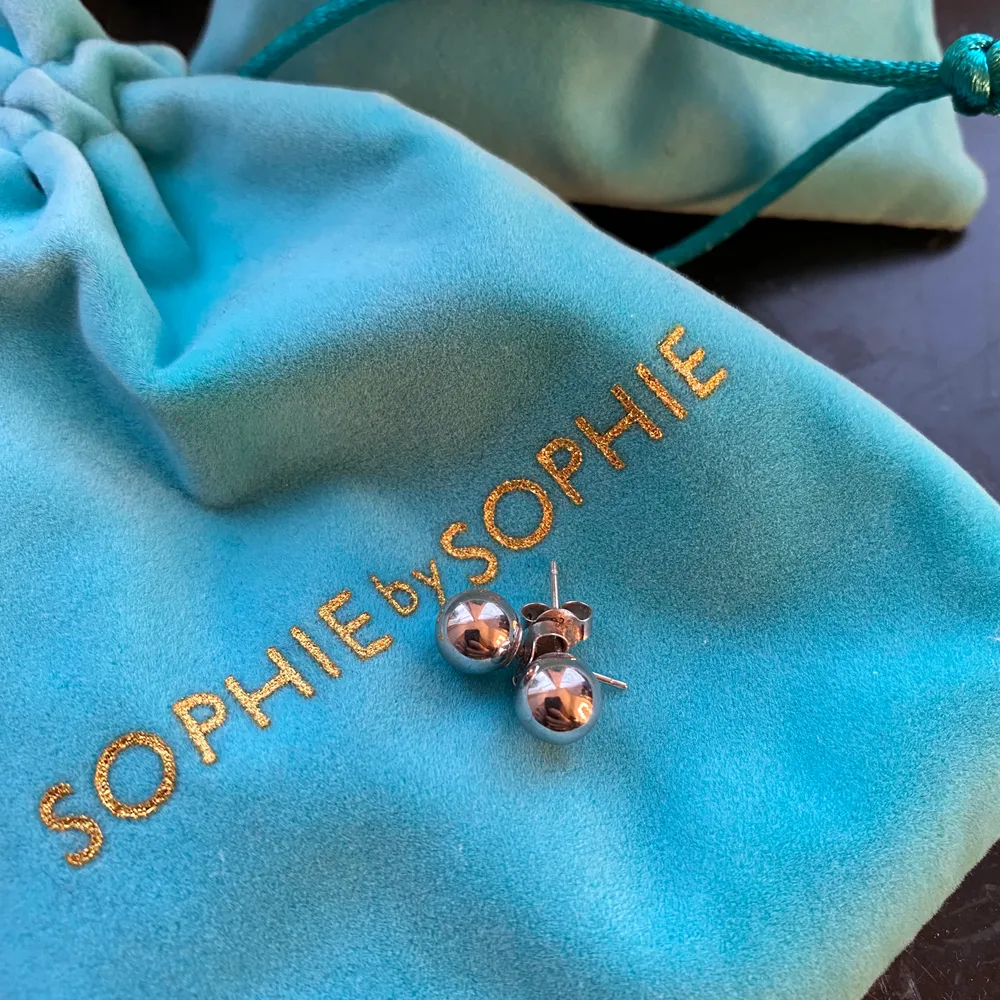 Säljer dessa örhängen då dem inte längre kommer till användning. De är från märket Sophie by Sophie och skicket är som nytt!❣️❣️. Accessoarer.