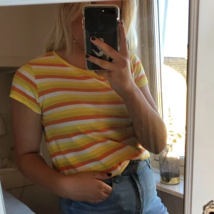 Randig tröja  - Gulrandig tröja från Lager 157💛🧡 nypris minns jag inte, använd några gånger och säljer den för att jag aldrig använder den längre, lite liten på mig som är 169cm lång frakt 30kr 