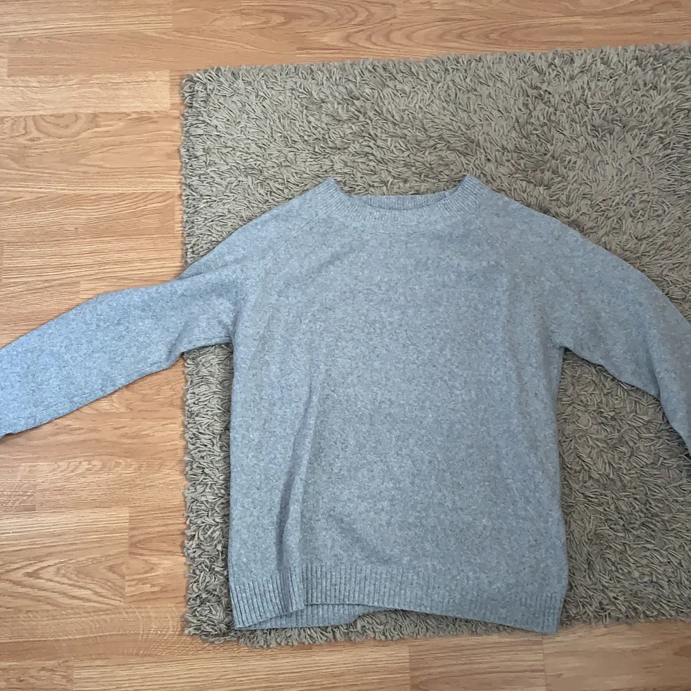 Grå tröja i storlek m, från vero Moda, inte använd på länge. Tröjor & Koftor.