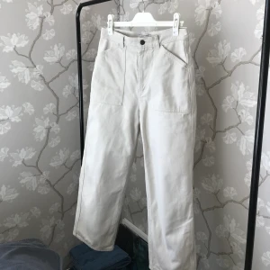 Vida vita jeans från &OS - Snygga vida jeans i strl 36 från & other stories. Ankellånga.