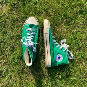 Gröna converse 42 - Klassiska gröna converse i begagnat men fint skick! Säljes eftersom de tyvärr inte är min storlek. Buda i kommentarerna från 120 kr och öka med minst 5 kr! Om ingen överstigit ditt bud inom 24 h vinner du. Frakt tillkommer på 60 kr💚💚💚
