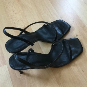 Klackskor strl 39 - Snygga klackar från Zara. Köpta på plick men för stora för mig tyvärr:/ de är i använt skick men fortfarande fina! Frakt inkluderat i priset:)