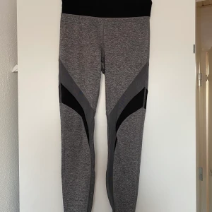 Träningsthights  - Gråmelerade träningstights från soc, svart & seetrough detaljer som går runt benen!  Frakt ingår i priset💕