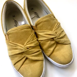Gula ballerina skor - Storlek 36. Använda kanske 3 gånger.