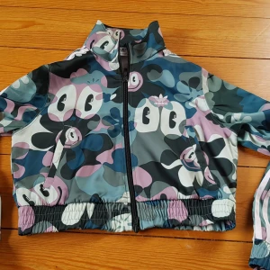 Adidas short jacket.  - En kort Addidas jacka i tunt material. Endast använd en gång. Nyskick. 