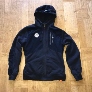 Sail Racing Hoodie - Sail racing hoodie i fint skick, använt ett fåtal gånger. Storlek M, frakt tillkommer
