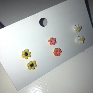 trendiga blomörhängen - Ett par för 25kr och alla för 70kr Suuuper söta blommor till örhängen, helt oanvända och kommer plomberade! Frakt 7kr 