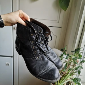 Timberland - Svart känga i läder - Svart snörkänga i läder från Timberland. Gott skick. Nypris: 1000:-