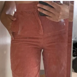 Nakd - !!!Inte jag på första bilden!!! Säljer mina jätte fina rosa manchesterbyxor✨ köpta här på Plick men säljer vidare då dom inte sitter som önskat:( skriv om ni har mer frågor 💕