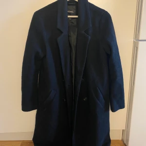 Svart kappa  - Svart kappa från Monki. Är något längre än till knäna på mig som är 1,68 och vanligtvis en M