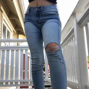 Lågmidjade ljusa jeans - Köpta i USA på Forever 21. Aldrig använt och vill sälja dessa jeans eftersom lågmidjade jeans verkligen inte är min stil.