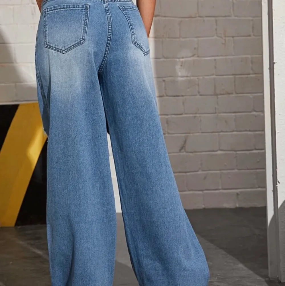 Byxor från shein med hål passar om du är 165 eller över💕aldrig använt  . Jeans & Byxor.