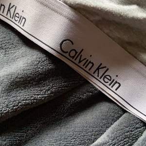 Grå Calvin Klein ”bh”, använd ett fåtal gånger! Säljer då den är för liten. Fint skick, skrynklig då den är ny tvättat😅 köparen står för frakt 