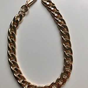 Kedja Weekday - Supersnygg guldig kedja köpt på Weekday för 100kr. Säljer på grund av kommer inte till användning! 