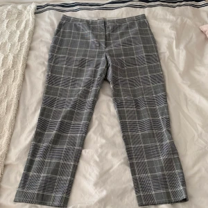 Rutiga kostymbyxor💓💓 stl 44 - Rutiga kostymbyxor från H&M, inte använts särskilt mycket. OBS!! Frakt ingår inte💓