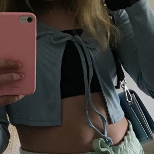 knyt topp - jättefin trendig topp från SHEIN, nypris ca 100kr säljs för 50kr+frakt!! Jättefint material och håller i tvätten, knappt använd 💙 säljer pga lite tajt i mina armar 