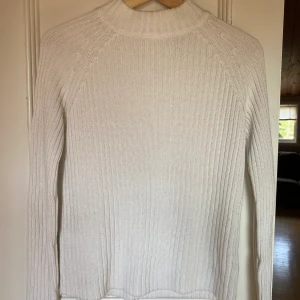 Stickad tröja - en stickad höst tröja med liten polokrage. Köpt från Gina Tricot men kommer ej till användning längre. Säljer för 70 kr + frakt. Strl xs men pssar även s! 