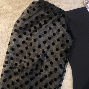 Klänning  - En tight ribbad klänning med ballongärmar i strl 38/M🤩 Klänning är ifrån boho och är knappt andvänd prislappen är fortfrande kvar, Säljer denna klänning för 90kr där köparen står för frakten 💕