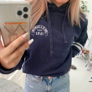 Hoodie - Hoodie från Gina Tricot. Den är använd o även lite spräckt på sträcken. Därav priset. Köparen står för frakten