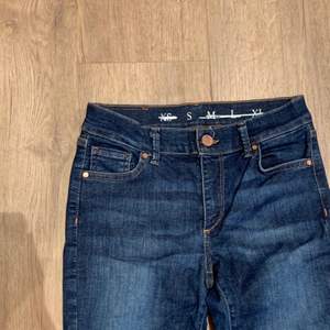 Jeans från BikBok i storlek S. Superstretchiga! Midjan är ”normal” slutar ovanför höften. Använda fåtal gånger.✨ köparen står för eventuell frakt.☺️