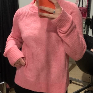 Stickad tröja  - En rosa jättegullig stickad tröja. Perfekt nu i kallare väder 💕     🌸allt för 50kr är 2 för 80 + frakt🌸