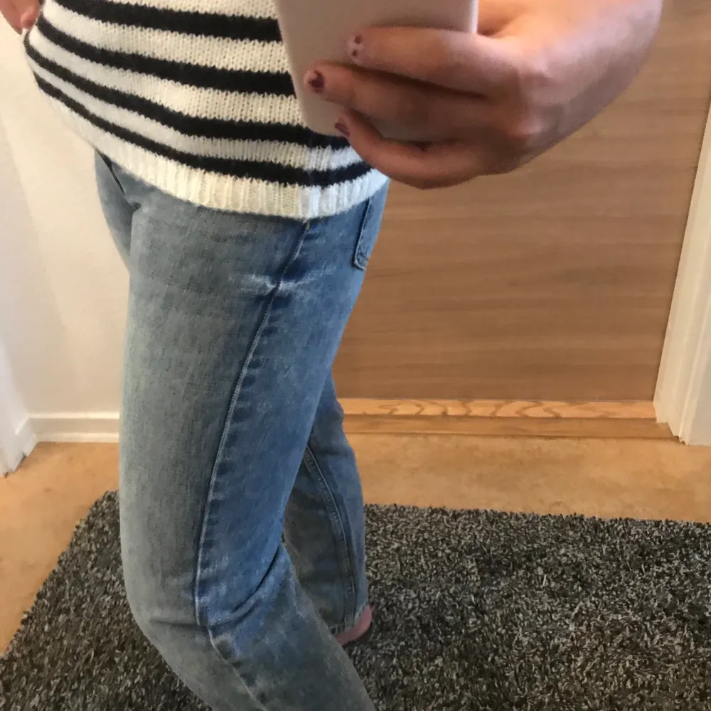Snygga jeans med fransar längst midjan med lite lös knapp (går att fixa). Jeans & Byxor.
