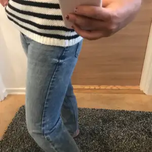 Snygga jeans med fransar längst midjan med lite lös knapp (går att fixa)