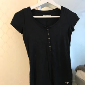 Hollister t-shirt  - Super fin t-shirt från hollister tyvärr inte min stil längre