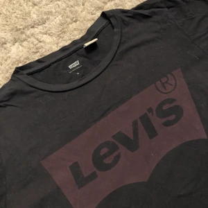 Levi’s T-shirt  - Använd fåtal gånger, i fint skick. Inte stor i storleken passar även S. Köparen står för frakt.✨🦋