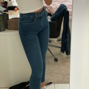 Levis byxor - Säljer dessa levis byxor i modellen ”mile high super skinny” i storlek 26 då dom tyvärr e lite för korta för mej. Köpta för 1199 men säljer för 400 + 66kr frakt🥰