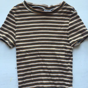 Croppad tröja - En randig crop top från Hm. Lite använd men syns inte förutom att en söm har gått längst ner på tröjan men det är bara att vika in så synd det inte. Tar bara emot swish:) 