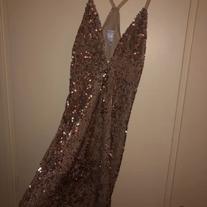 Guldig klänning strl S - Så fin klänning som tyvärr är en storlek för liten till mig! Har aldrig använts, alltså i nyskick!!☺️ klänningen är tajt i modellen och nåt strax ovanför knäna! Köparen står för frakt, men kan också mötas upp i Göteborg!😊