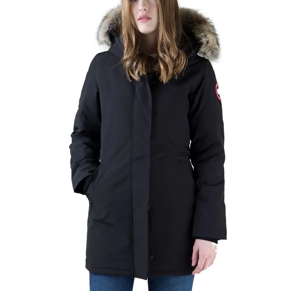 Säljer min canada goose jacka i modellen Victoria Parka. Super snygg och fräsch, använd 1 vinter.  Dam Storlek: S. Nypris ca 10 100kr . Jackor.