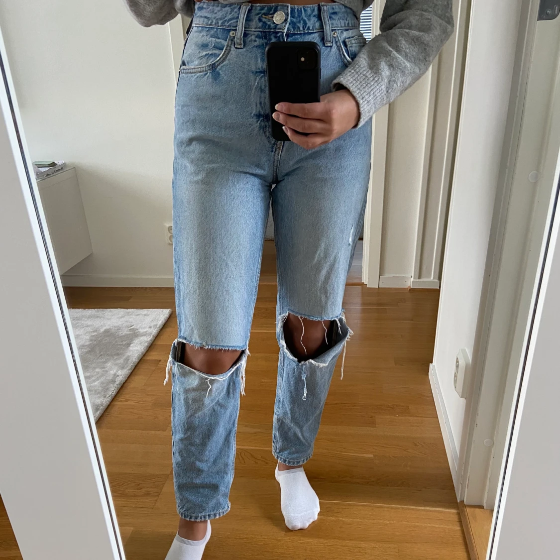 Jeans med hål från Zara - 90