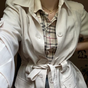 Tunn Jacka - Super snygg jacka att ha både inomhus och som sommarjacka. Köpt på secondhand så vet ej märke, men otroligt bra skick! Säljer pga behöver mer plats i garderoben.