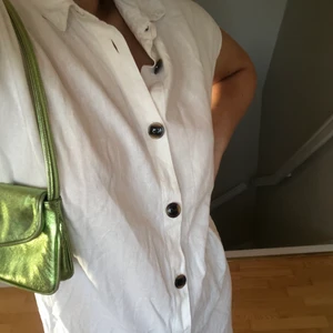 Vit långklänning  - Gullig långklänning med bruna knappar längs hela klänningen