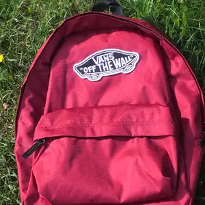 En mörk-röd vans ryggsäck som jag säljer eftersom aldrig använt. helt nya! nypris: 350, pris kan diskuteras