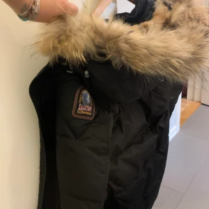 Parajumper  - Jättevarm och mysig jacka från parajumper. Jag är 163 och den sitter perfekt. Det är storlek SMALL. Skriv om ni vill ha mer information eller bilder. 