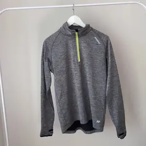 En grå tränings tröja. Köparen står för frakten💕buda gärna 💕👌👍