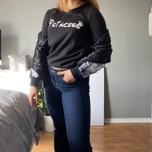 Sweatshirt - Svart sweatshirt i storlek S. Relativt tunn men i fleece-liknande material på insidan. Var sönder när jag köpte den så den är lagad i sömmen på ena sidan, men inget som syns. Sparsamt använd! 90kr + frakt