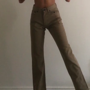 Skitsnygga jeans - Snygga vida jeans som sitter tight upptill. Storlek 27/32. Mörkbeige färg. Otroligt sköna och rörliga. 