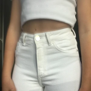 Vita jeans🤩 - Snygga jeans från ✨BikBok✨! Säljer då dem tyvär inte kommmer till användning, använd ändats en eller två gånger och är i bra skick🥰 köpt för 559 och säljer för 139 + 66 kr frakt, kontakta för fler bilder